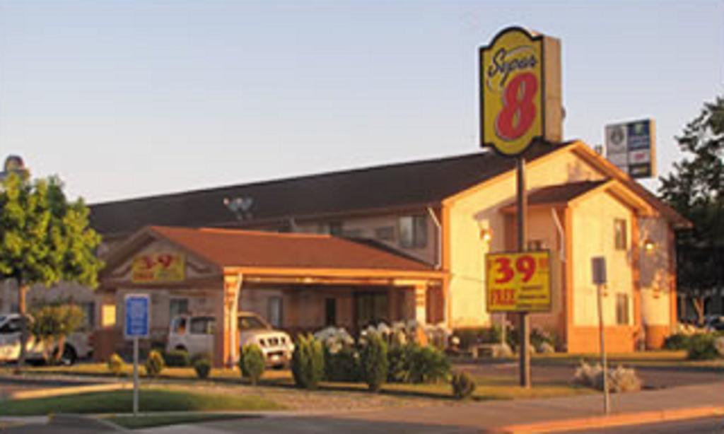 Super 8 By Wyndham Уилоус Екстериор снимка